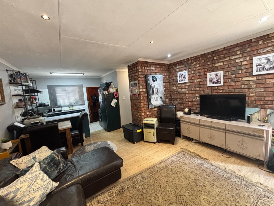 2 Bedroom Property for Sale in Langenhovenpark Free State